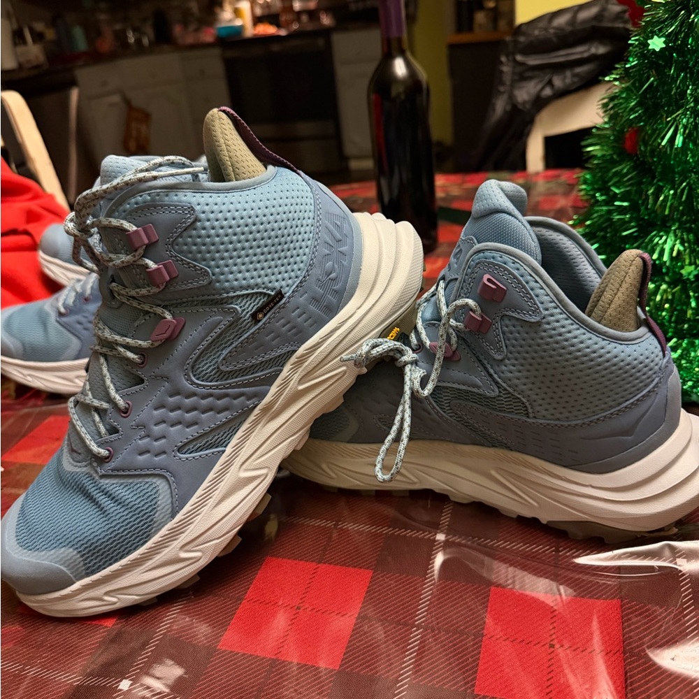 Hoka Anacapa 2 sz 10 woman or 8.5 mens hiking/ snow boots $195 retail price !!